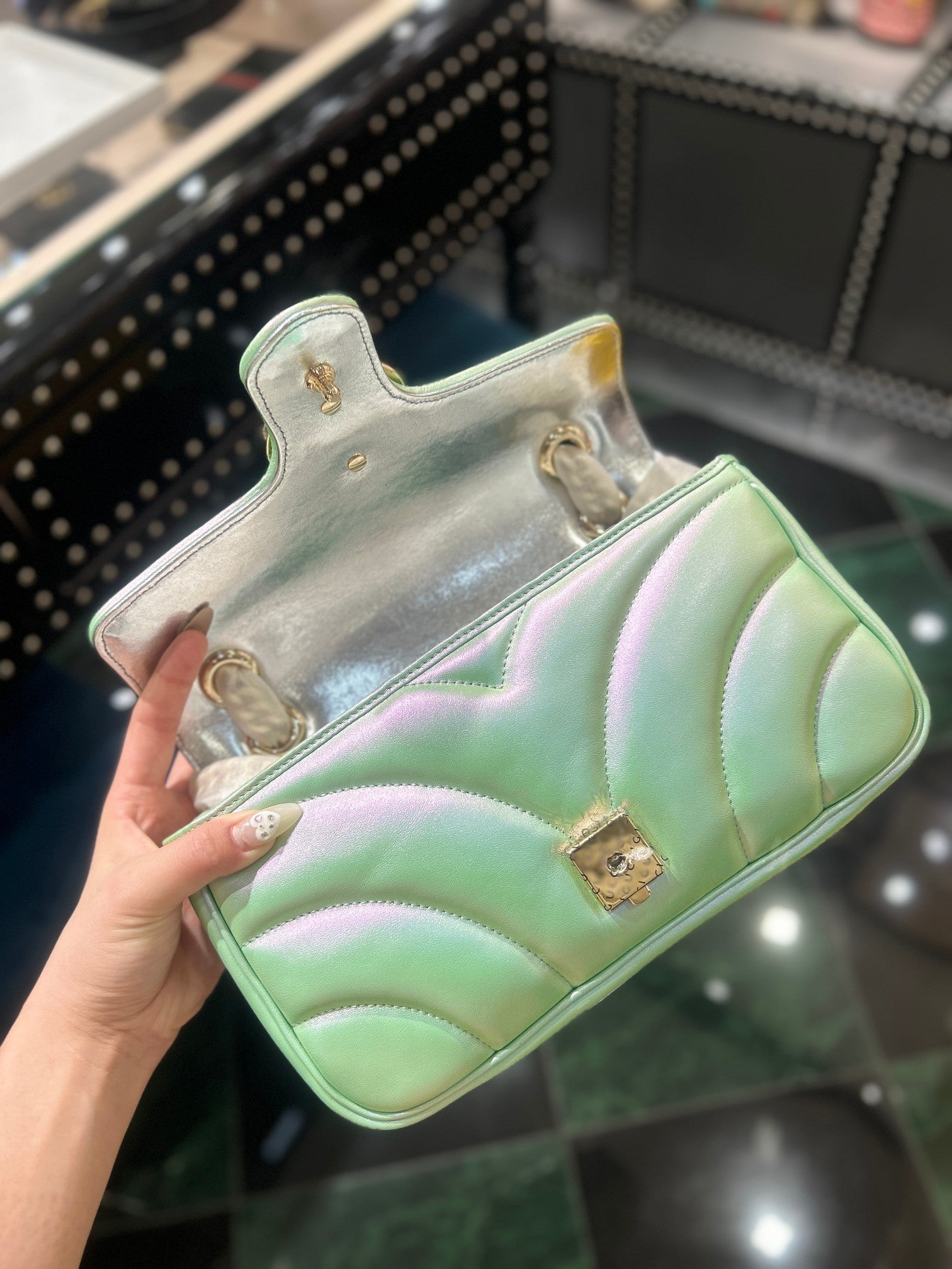 GGマーモント 26 ミディアム ショルダーバッグ グリーン イリデッセント カーフスキン