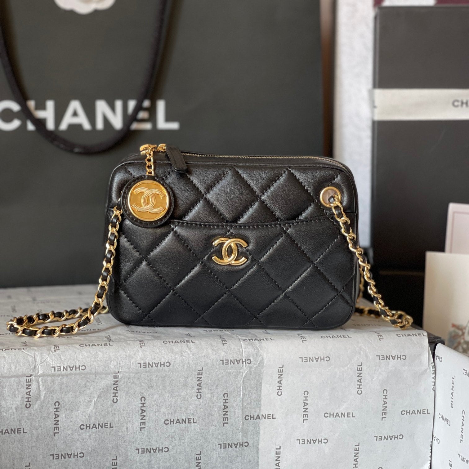 カメラバッグ 18インチ ブラック キルティング ラムスキン ダブルC ゴールドコイン