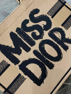 ブックトート 36 ベージュ＆ブラック ミスディオール グラフィティ エンブロイダリー