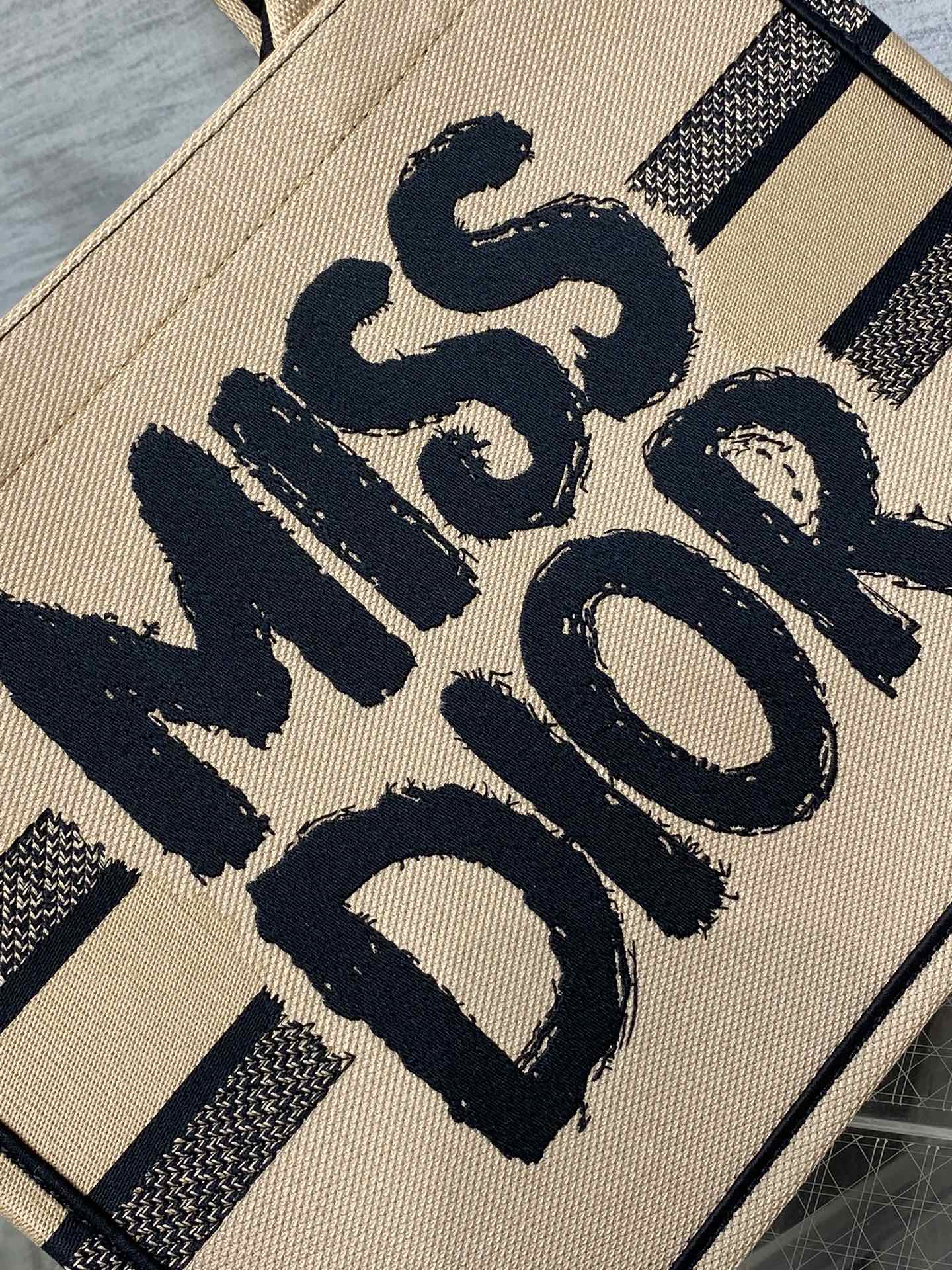 ブックトート 36 ベージュ＆ブラック ミスディオール グラフィティ エンブロイダリー