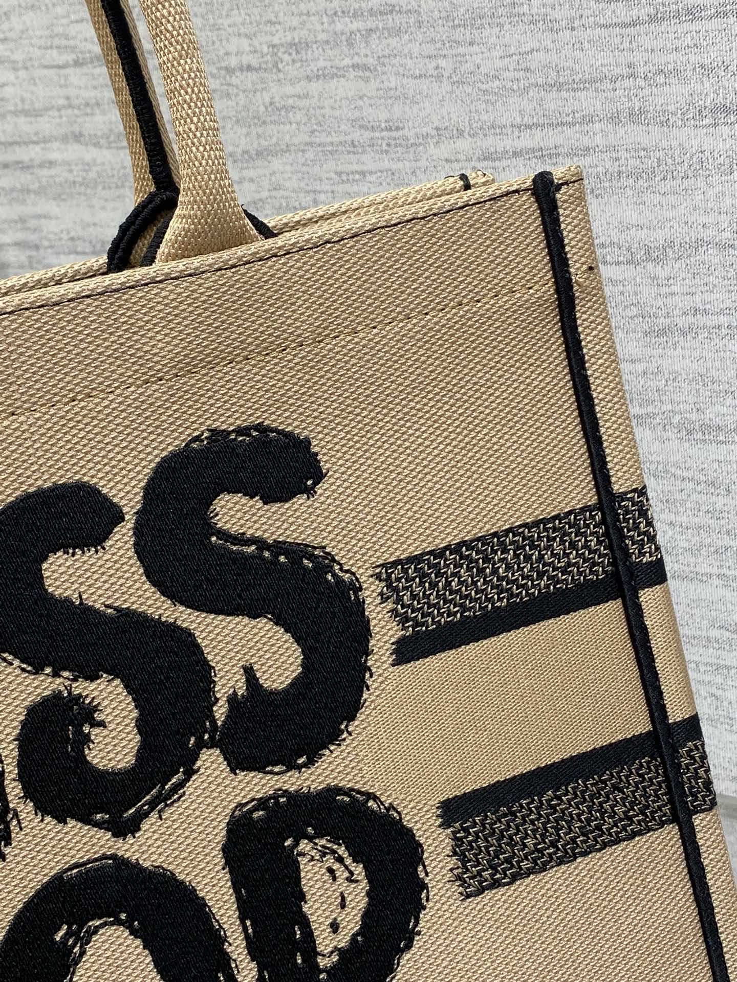 ブックトート 36 ベージュ＆ブラック ミスディオール グラフィティ エンブロイダリー