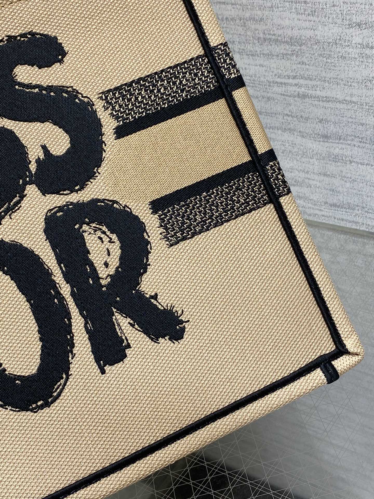 ブックトート 36 ベージュ＆ブラック ミスディオール グラフィティ エンブロイダリー