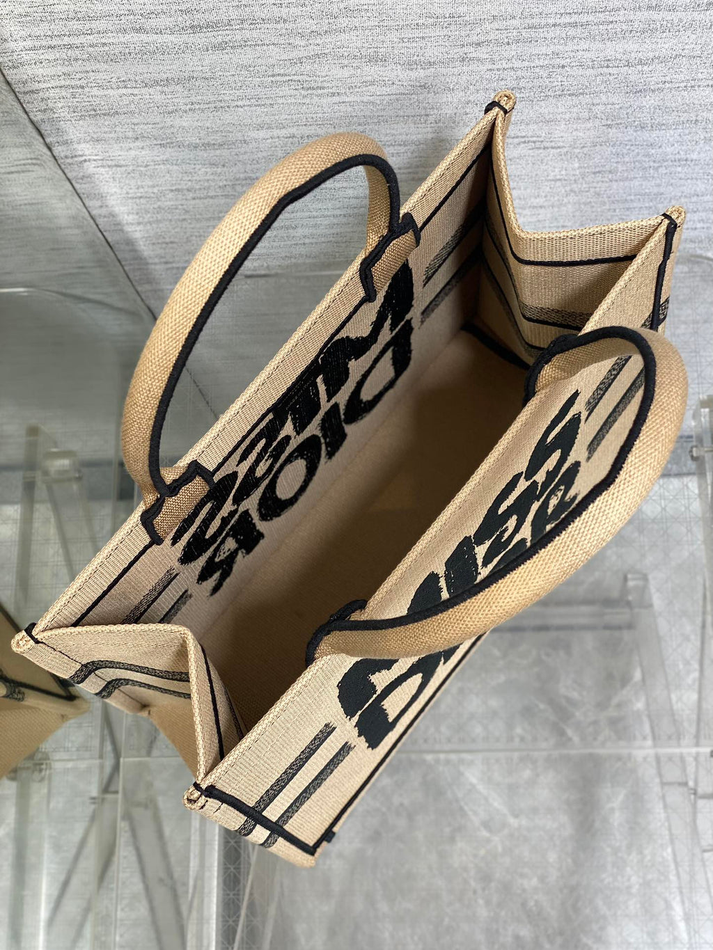 ブックトート 36 ベージュ＆ブラック ミスディオール グラフィティ エンブロイダリー