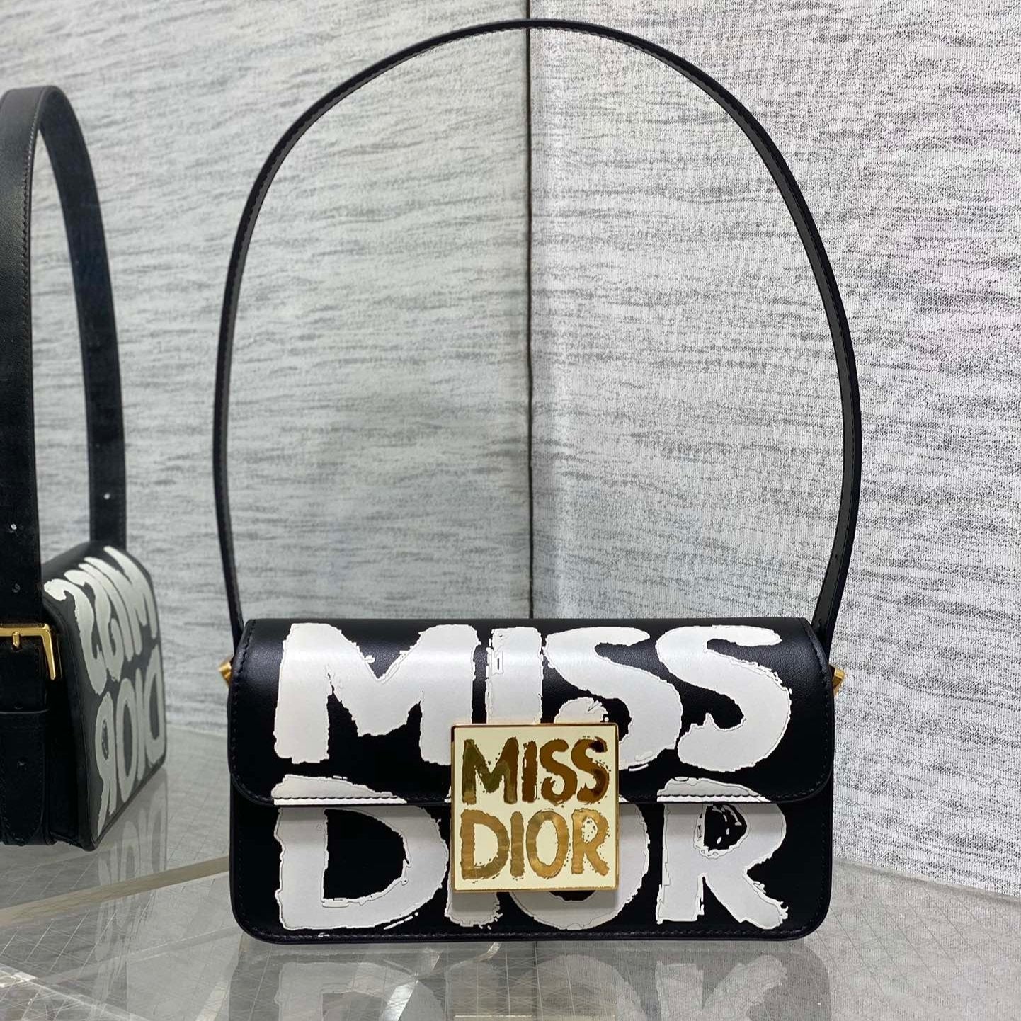 ゴールド金具付きブラックミックスホワイトラムスキンのスモール22フラップバッグ