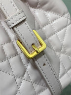 モンテーニュ ミニ 18 バケットバッグ（ドローストリング付き、ベビーピンクラムスキン）