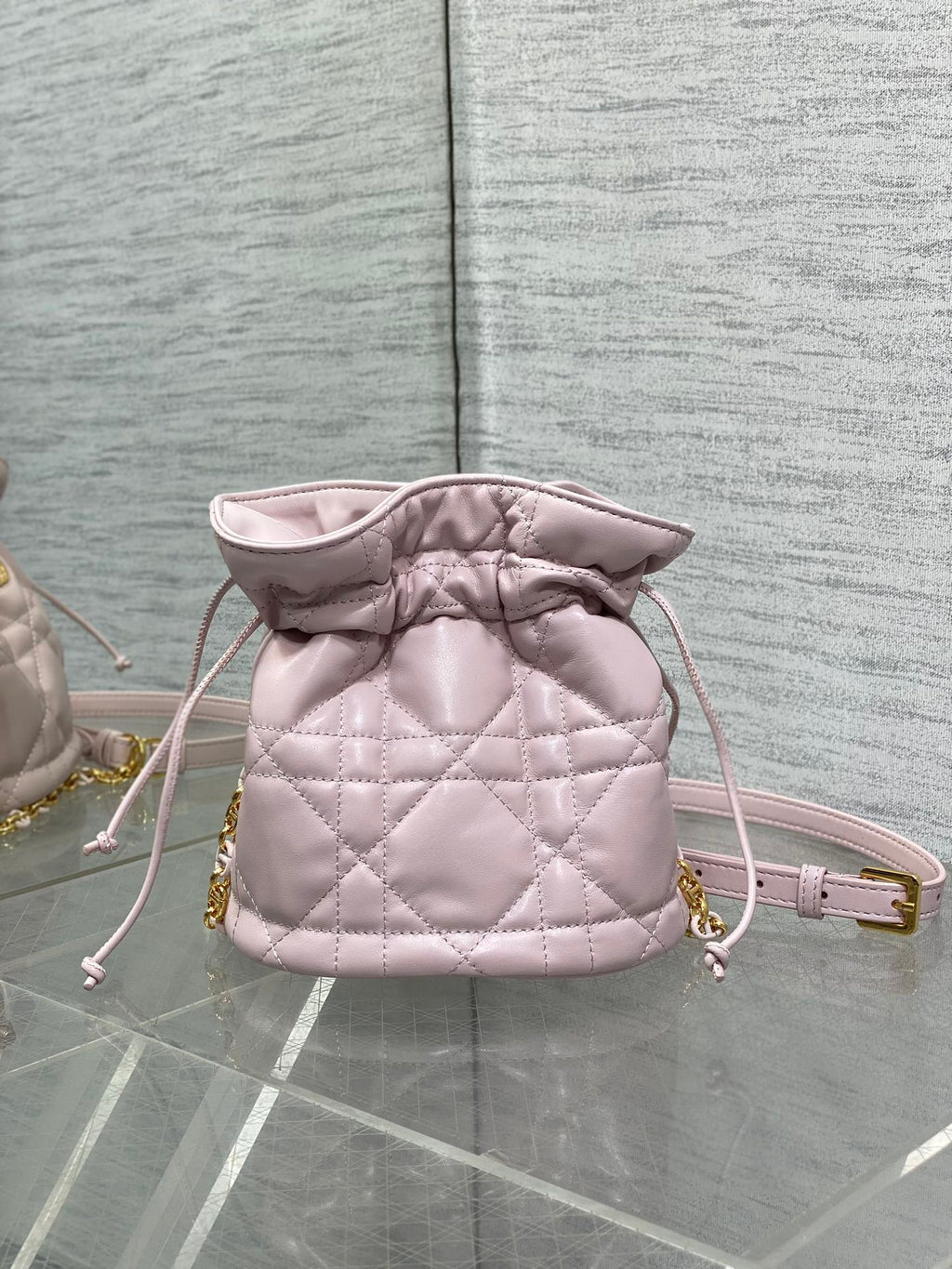 モンテーニュ ミニ 18 バケットバッグ（ドローストリング付き、ベビーピンクラムスキン）