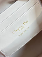 モンテーニュ ミニ 18 バケットバッグ（ドローストリング付き、ベビーピンクラムスキン）