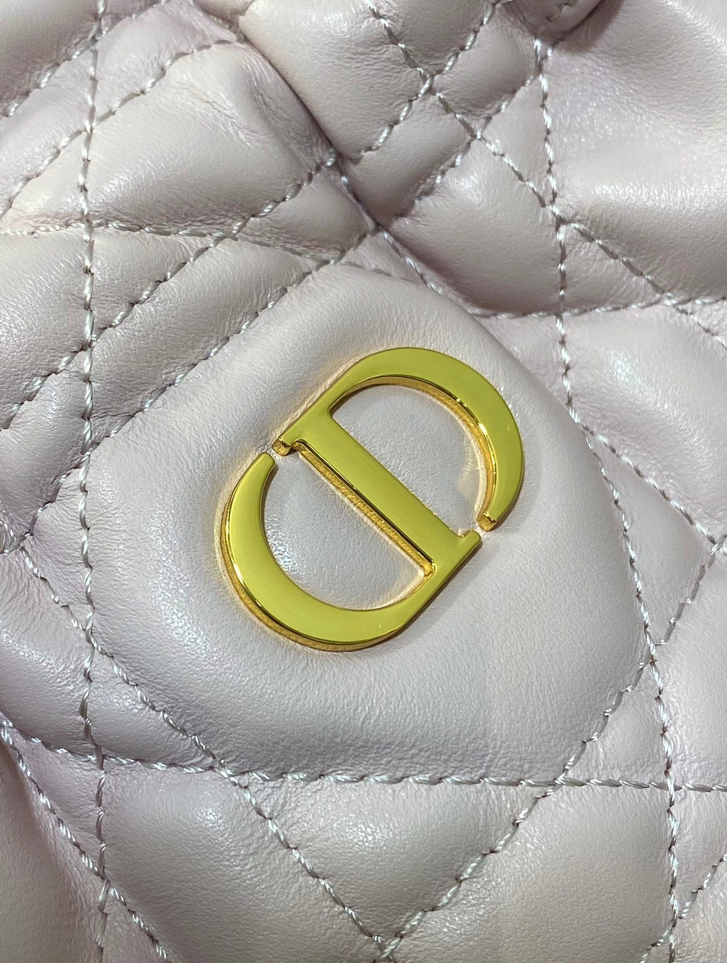 モンテーニュ ミニ 18 バケットバッグ（ドローストリング付き、ベビーピンクラムスキン）