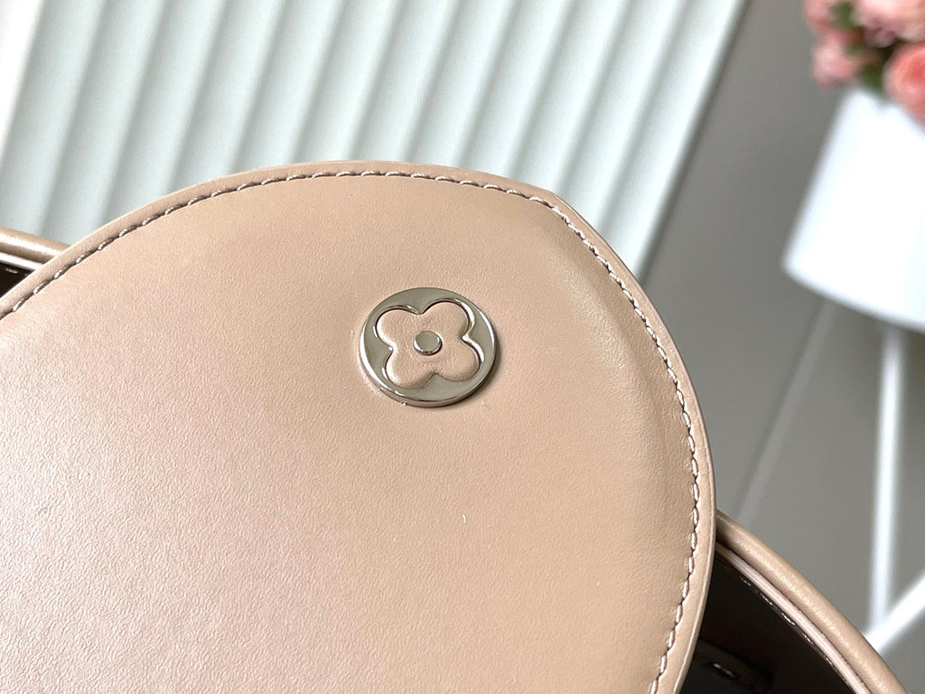 カプシーヌ スープル GM 38 ホワイトキャンバスとトープカーフスキントリム