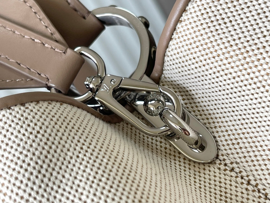 カプシーヌ スープル GM 38 ホワイトキャンバスとトープカーフスキントリム