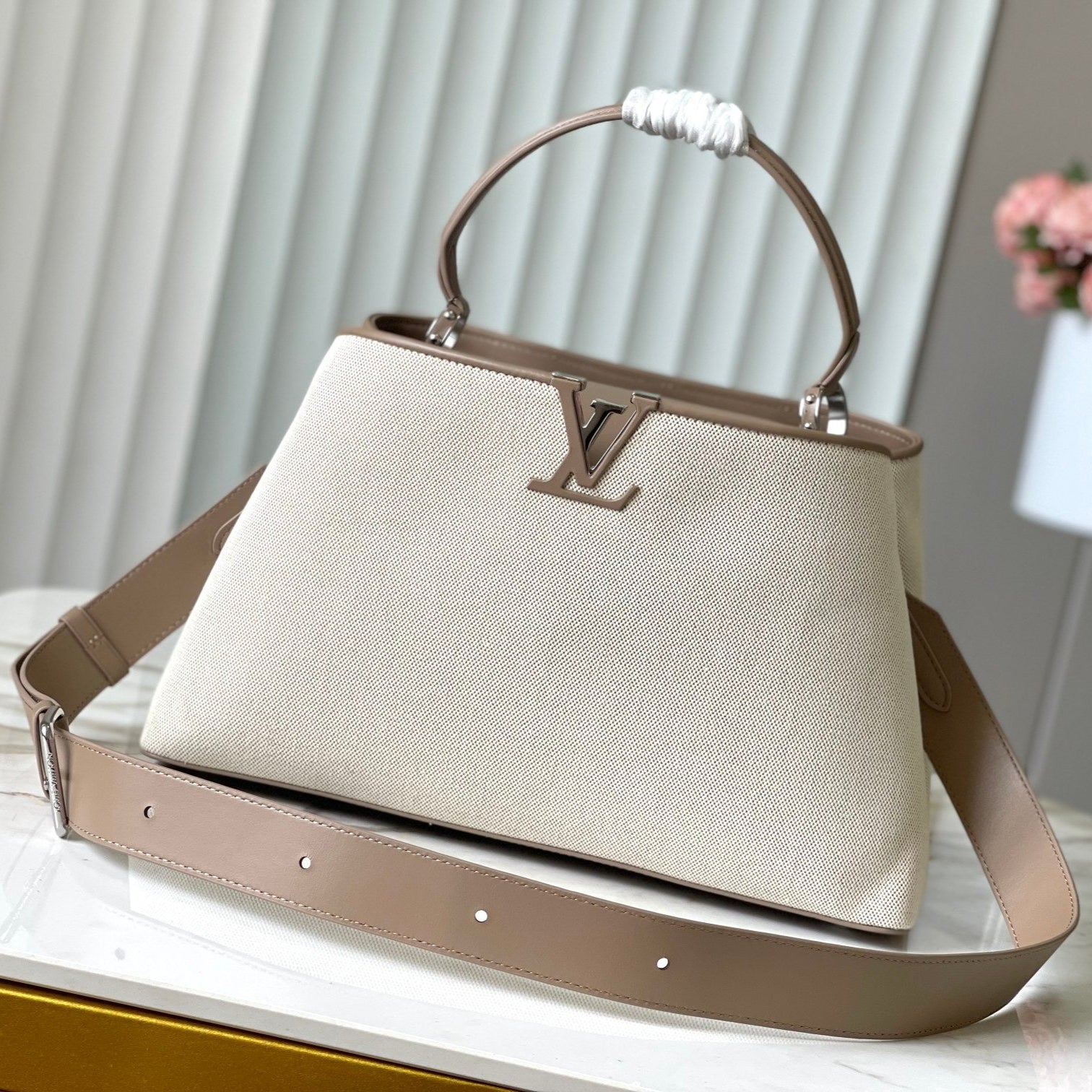 カプシーヌ スープル GM 38 ホワイトキャンバスとトープカーフスキントリム