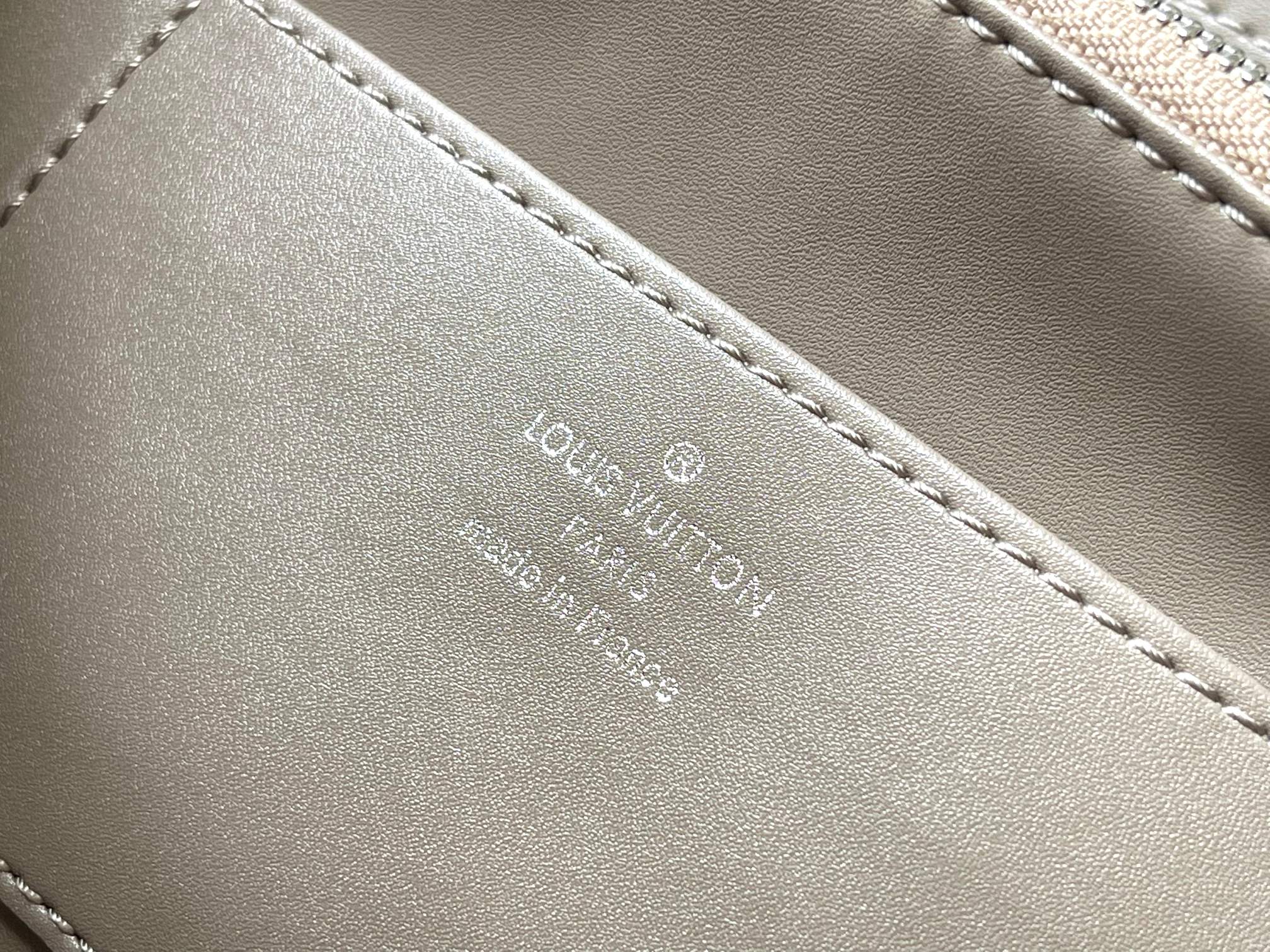 カプシーヌ スープル GM 38 ホワイトキャンバスとトープカーフスキントリム