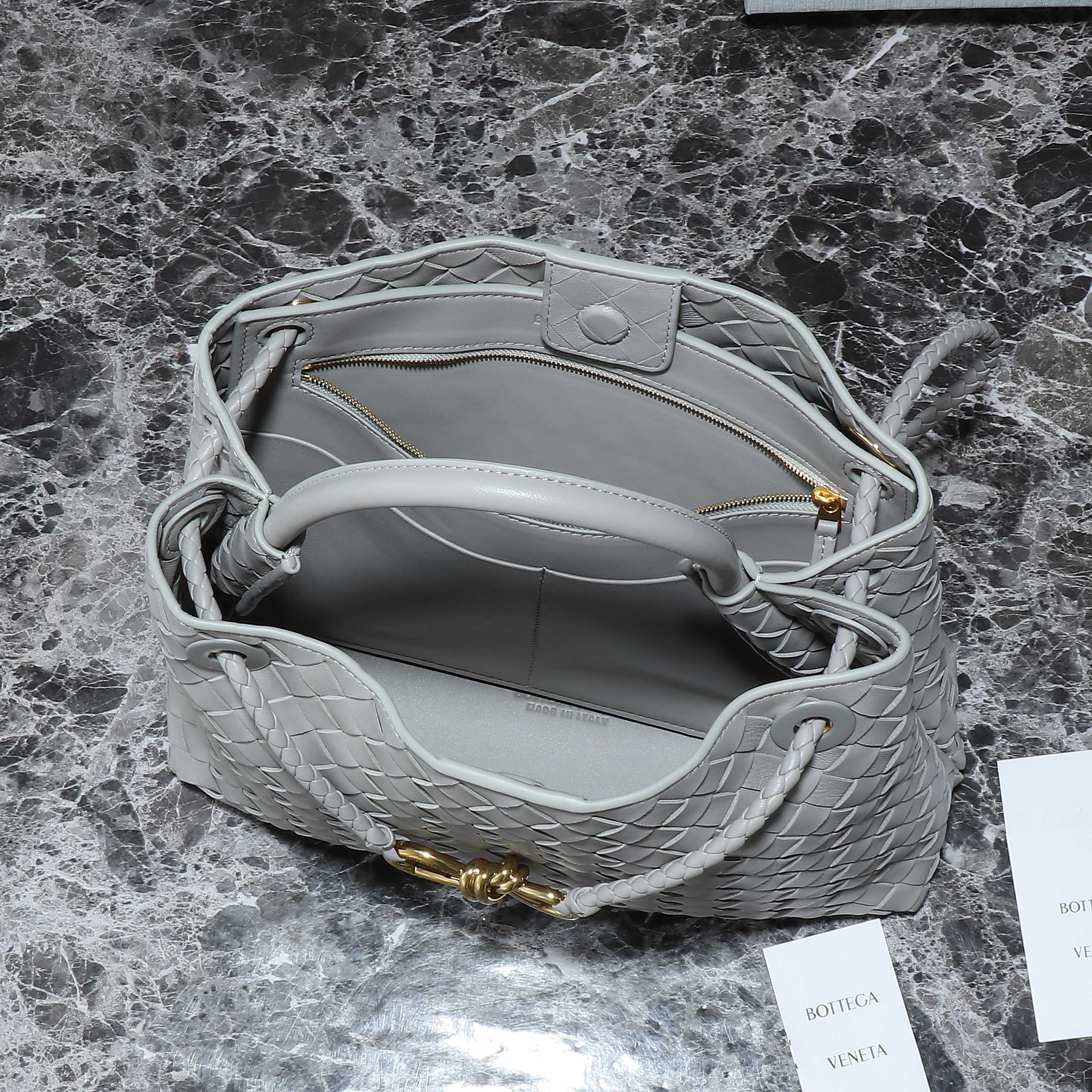 BV MEDIUM ANDIAMO 32CM GREY LAMBSKIN