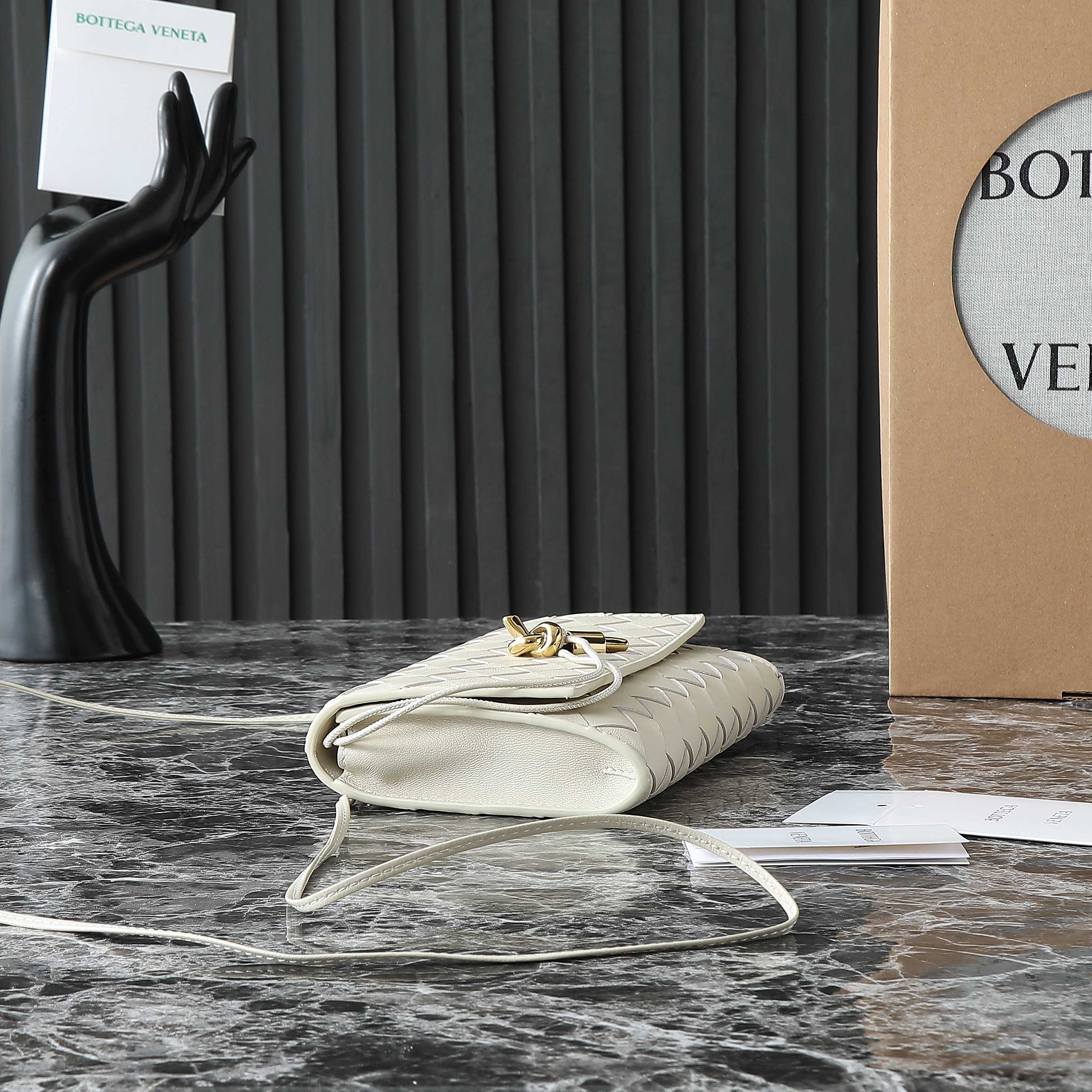 ボッテガ・ヴェネタ 25S アンディアモ ポーチ 19 アイボリー カーフスキン ゴールド金具