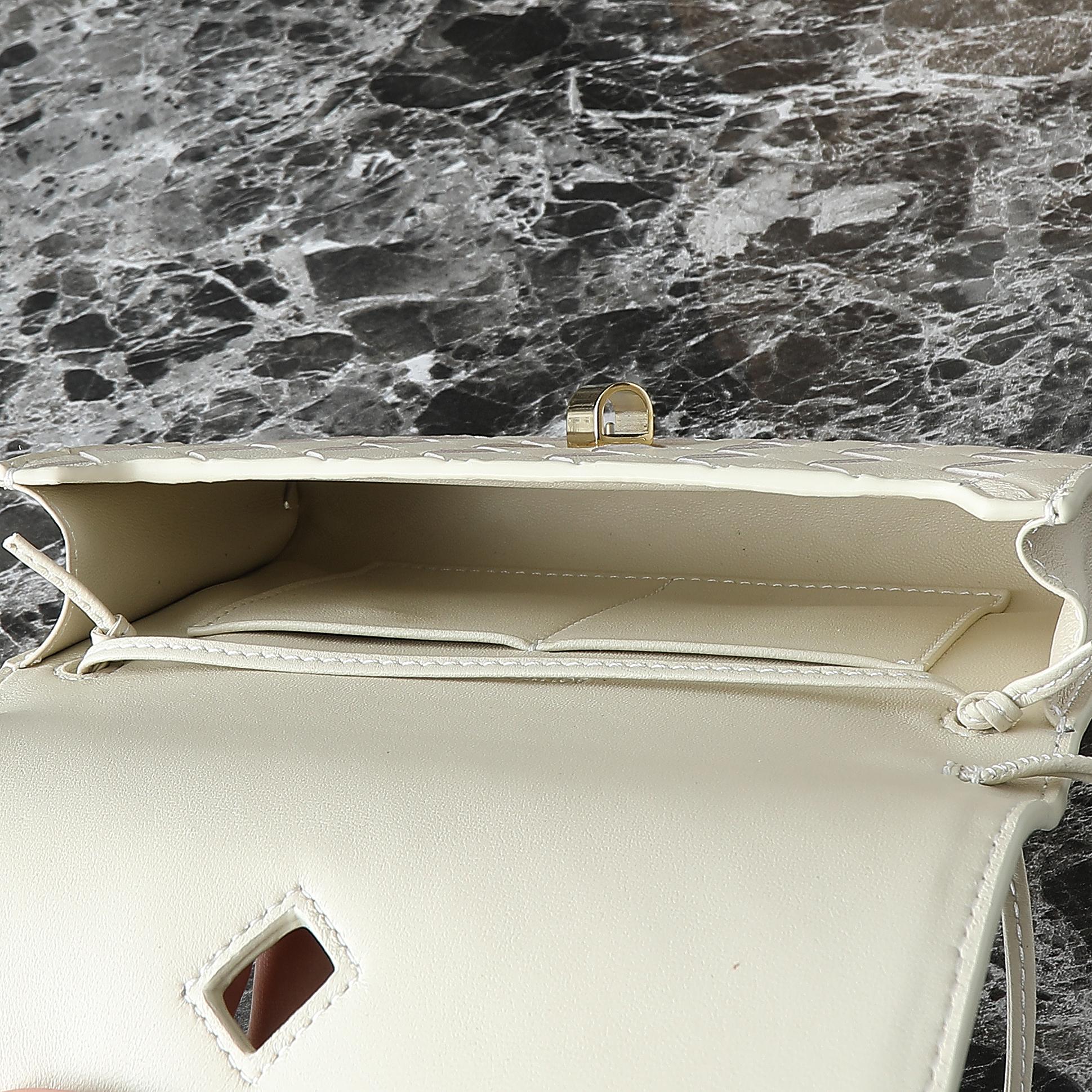 ボッテガ・ヴェネタ 25S アンディアモ ポーチ 19 アイボリー カーフスキン ゴールド金具