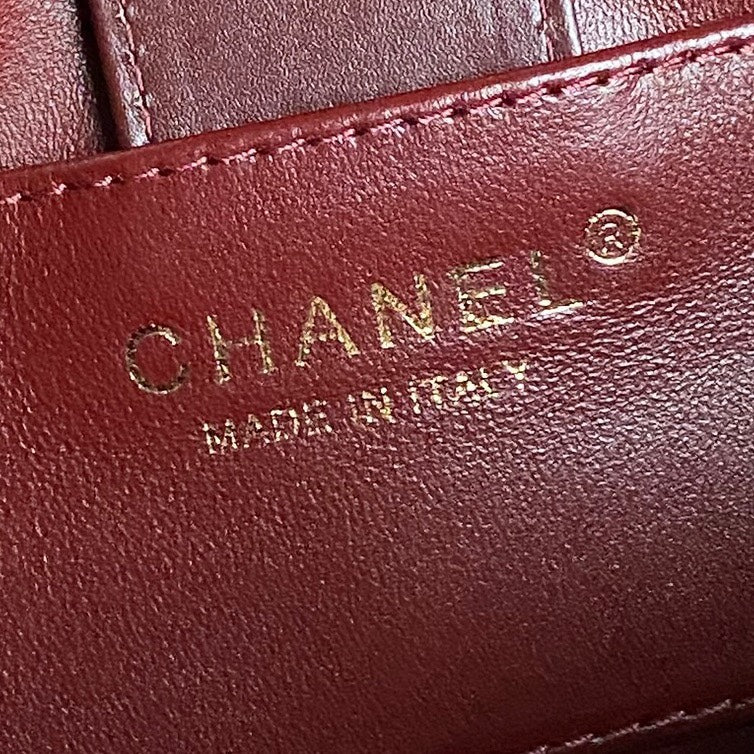 HANDBAG 27 IN GARNET RED DIAMOND PATTERN QUILTED SHINY LAMBSKIN GOLD HARDWARE