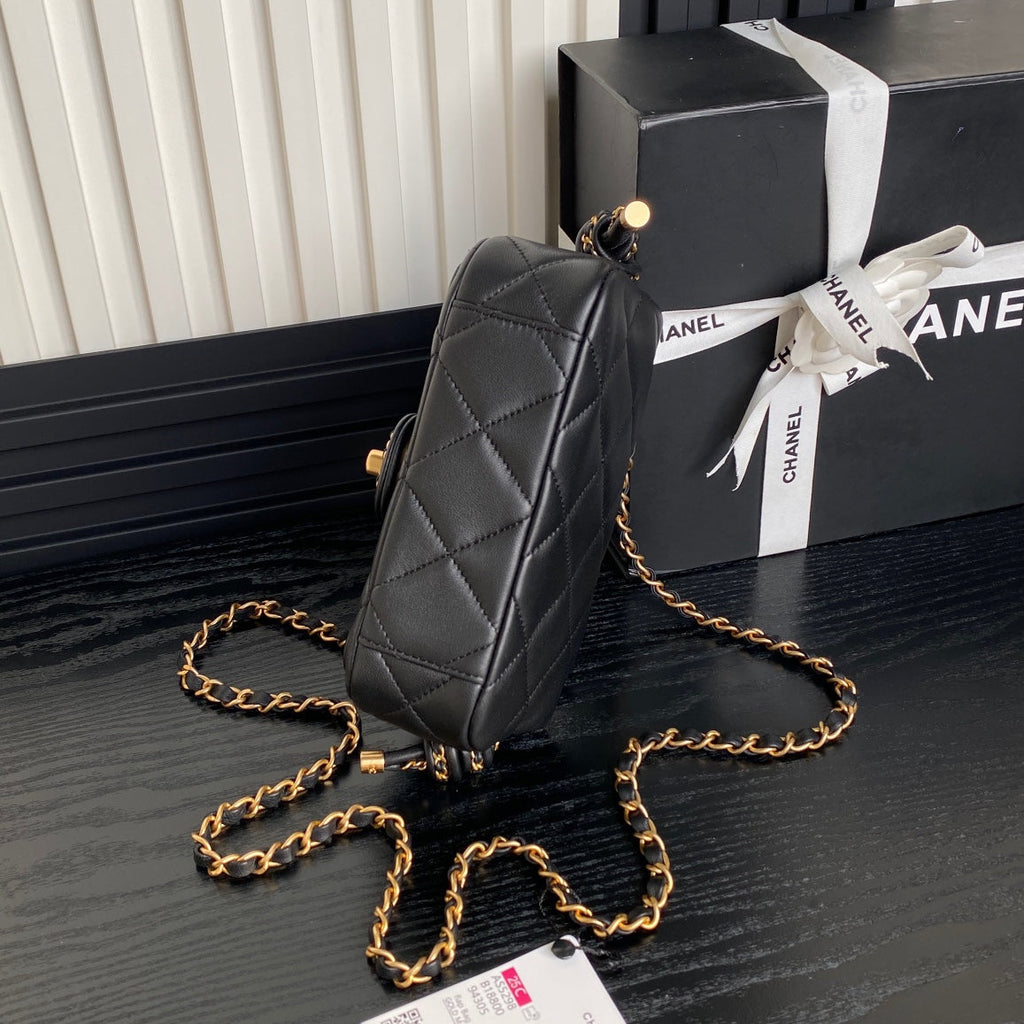 25C FLAP BAG 18 IN BLACK SMOOTH LAMBSKIN GOLD HARDWARE