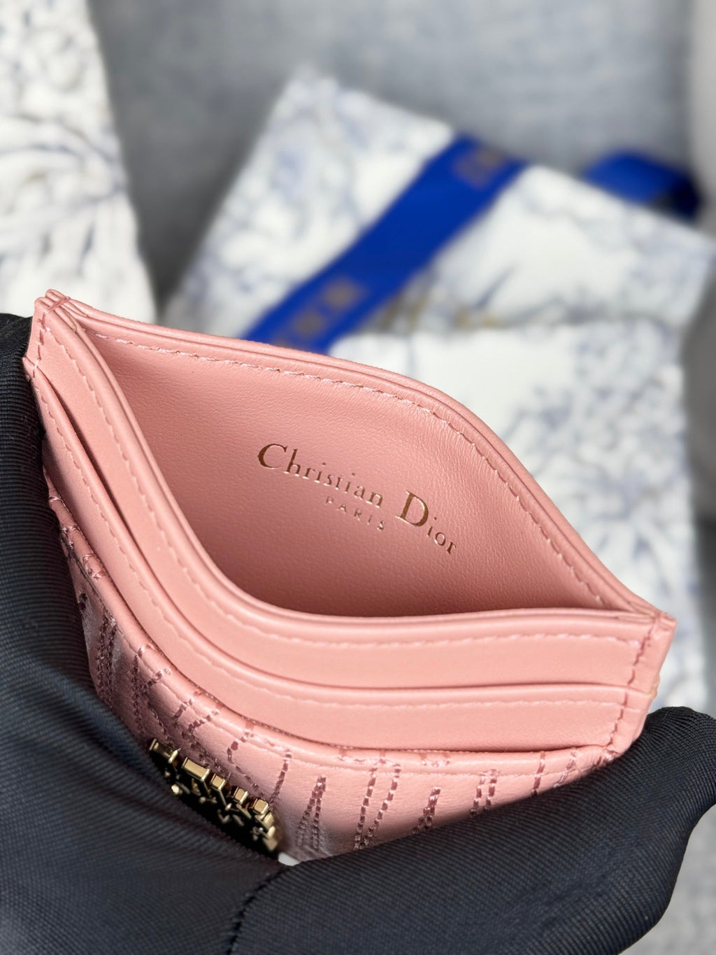 フリージア カードホルダー 10インチ ベビーピンク キルティング オールオーバー カーフスキン