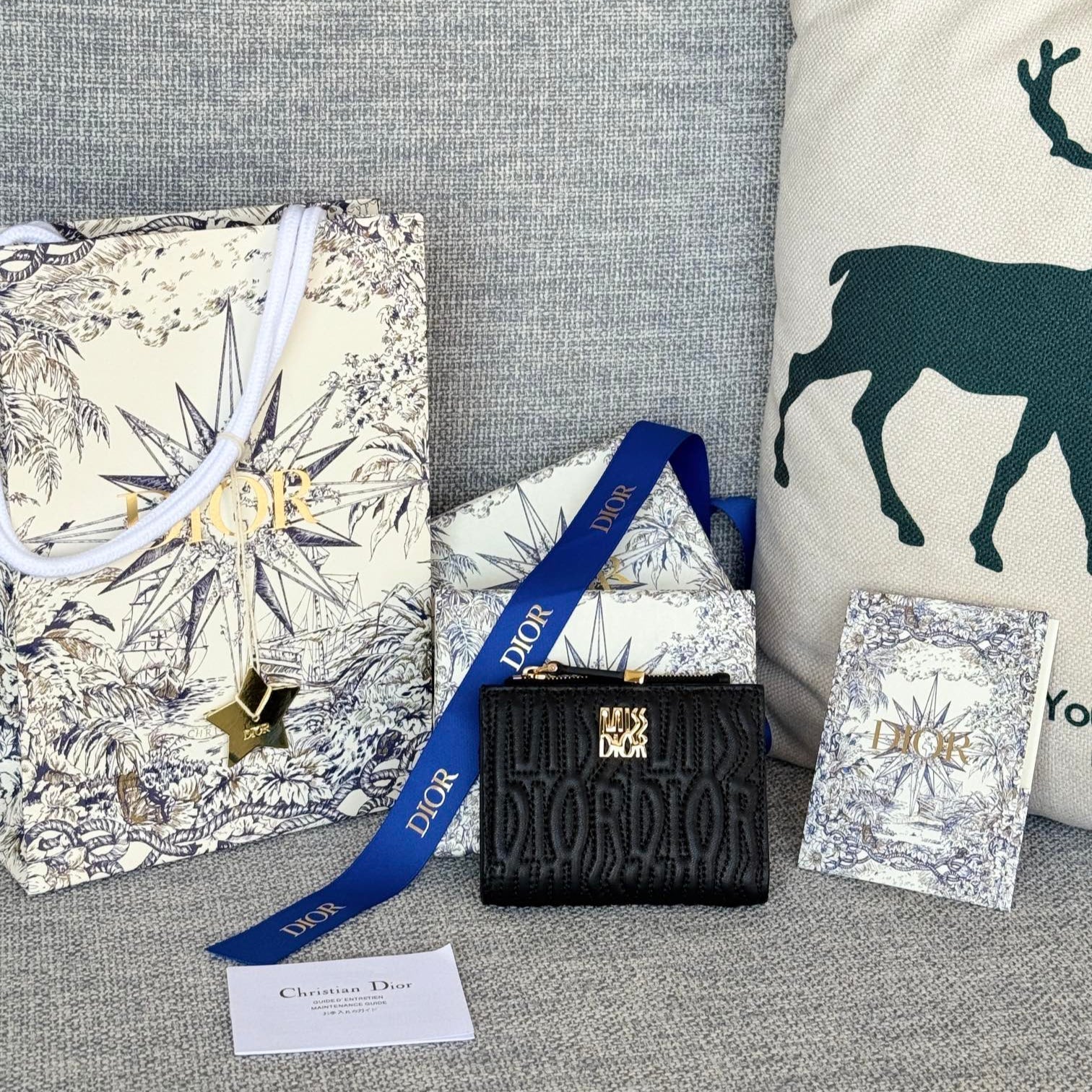 二つ折り財布 11インチ ブラック キルティング オールオーバー カーフスキン