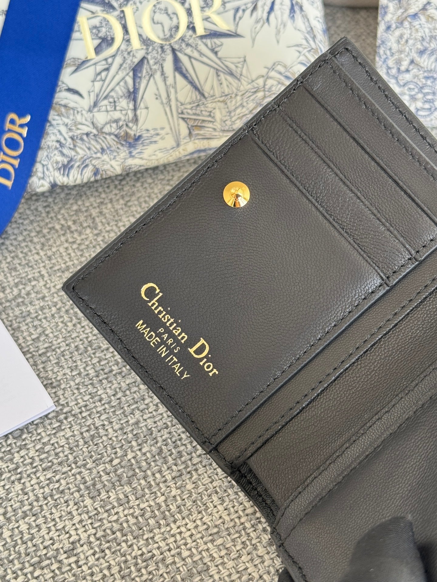 二つ折り財布 11インチ ブラック キルティング オールオーバー カーフスキン