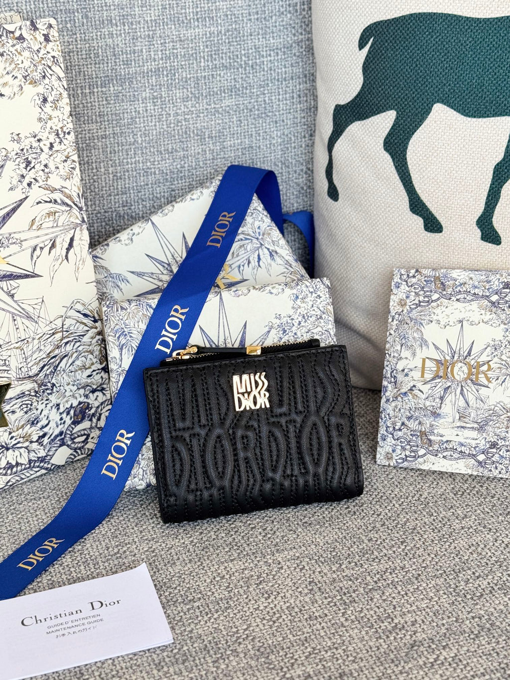 二つ折り財布 11インチ ブラック キルティング オールオーバー カーフスキン