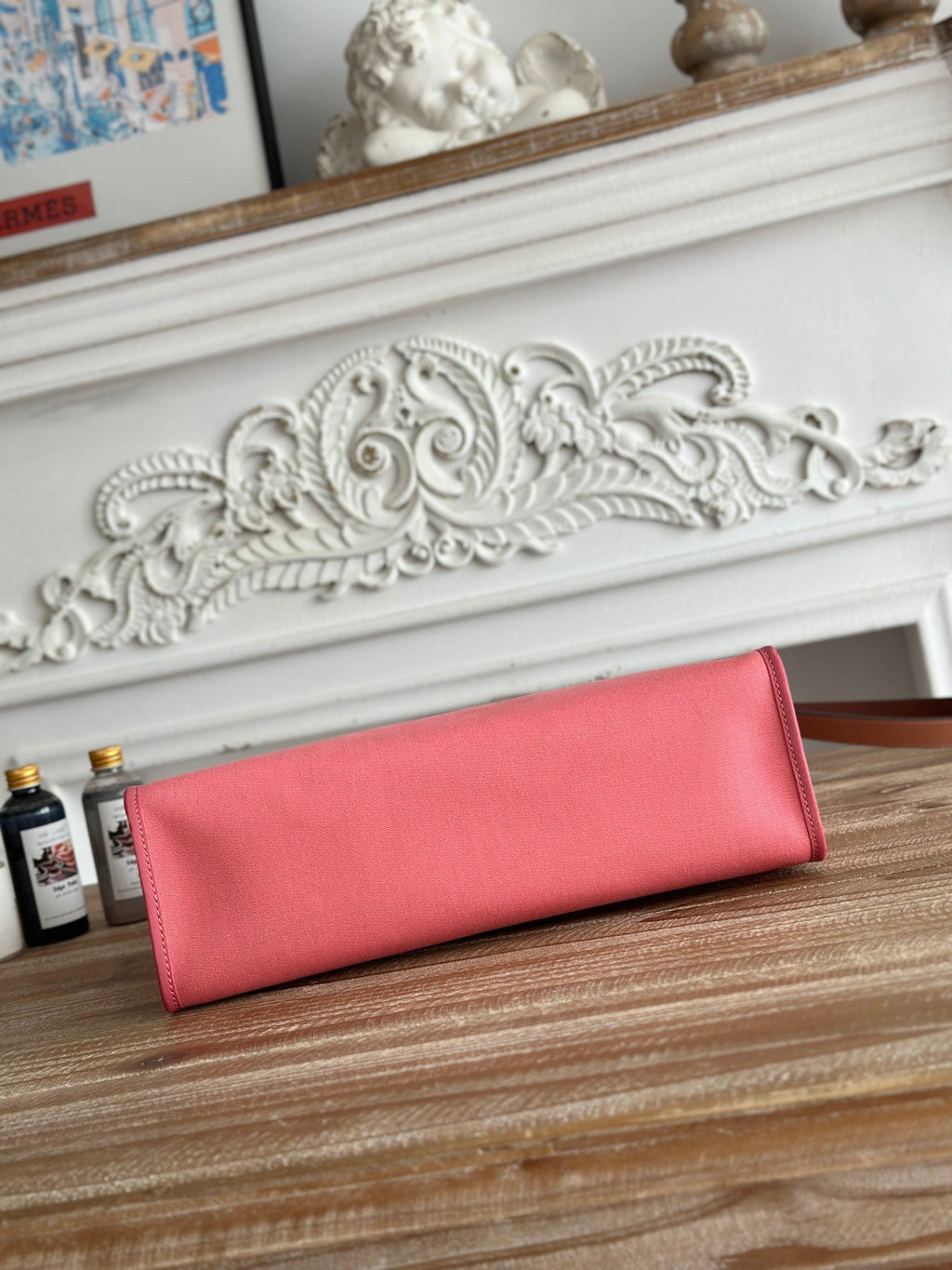 パンチピンクのキャンバスとブロンズブラウンのカーフスキンを使用したジップキャビン31バッグ