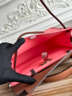 パンチピンクのキャンバスとブロンズブラウンのカーフスキンを使用したジップキャビン31バッグ