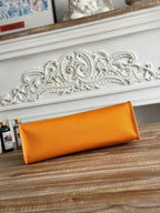 アプリコットオレンジのキャンバスとブロンズブラウンのカーフスキンを使用したジップキャビン31バッグ