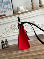 クラシックなレッドキャンバスとブラックカーフスキンのジップキャビン31バッグ