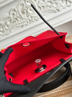 クラシックなレッドキャンバスとブラックカーフスキンのジップキャビン31バッグ