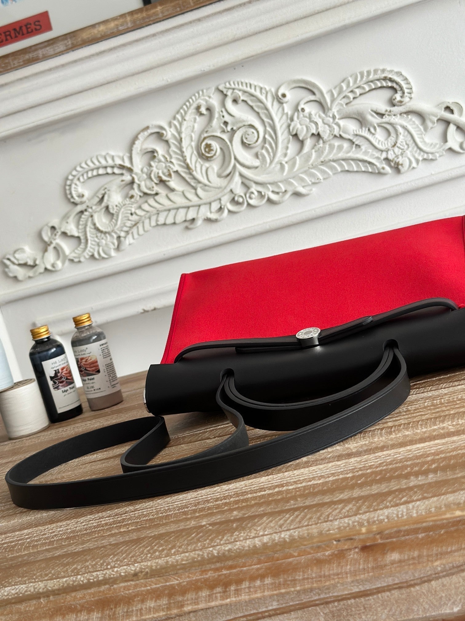 クラシックなレッドキャンバスとブラックカーフスキンのジップキャビン31バッグ