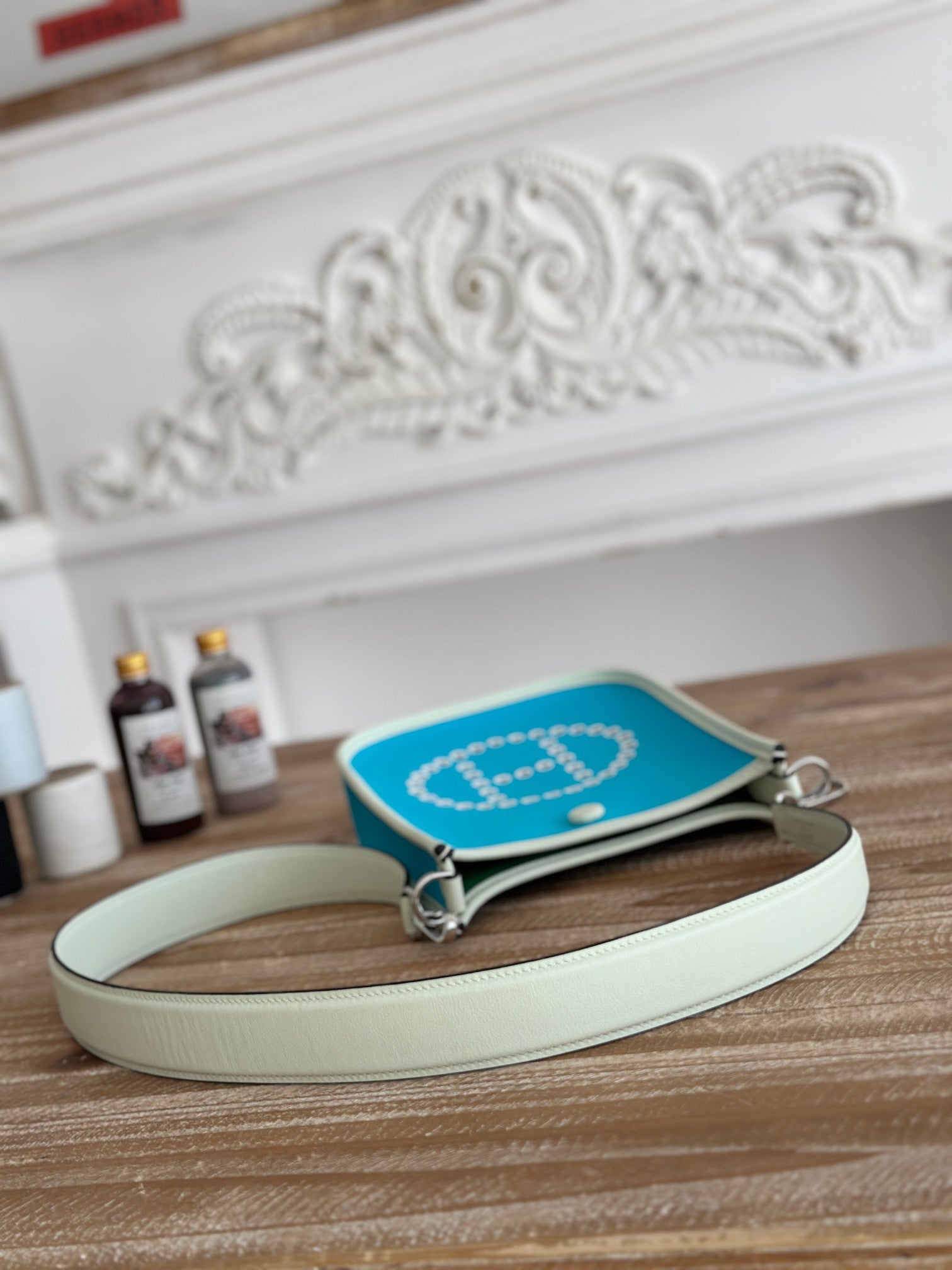 スカイブルーのキャンバスとホワイトのカーフスキンを使用したミニ ネオ 17 エブリン バッグ