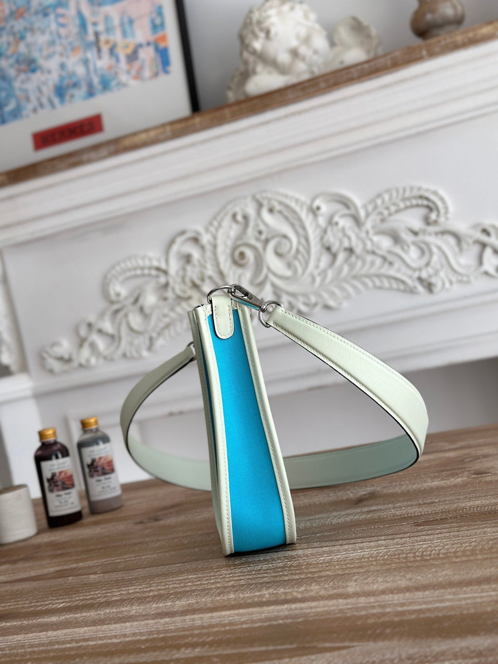 スカイブルーのキャンバスとホワイトのカーフスキンを使用したミニ ネオ 17 エブリン バッグ