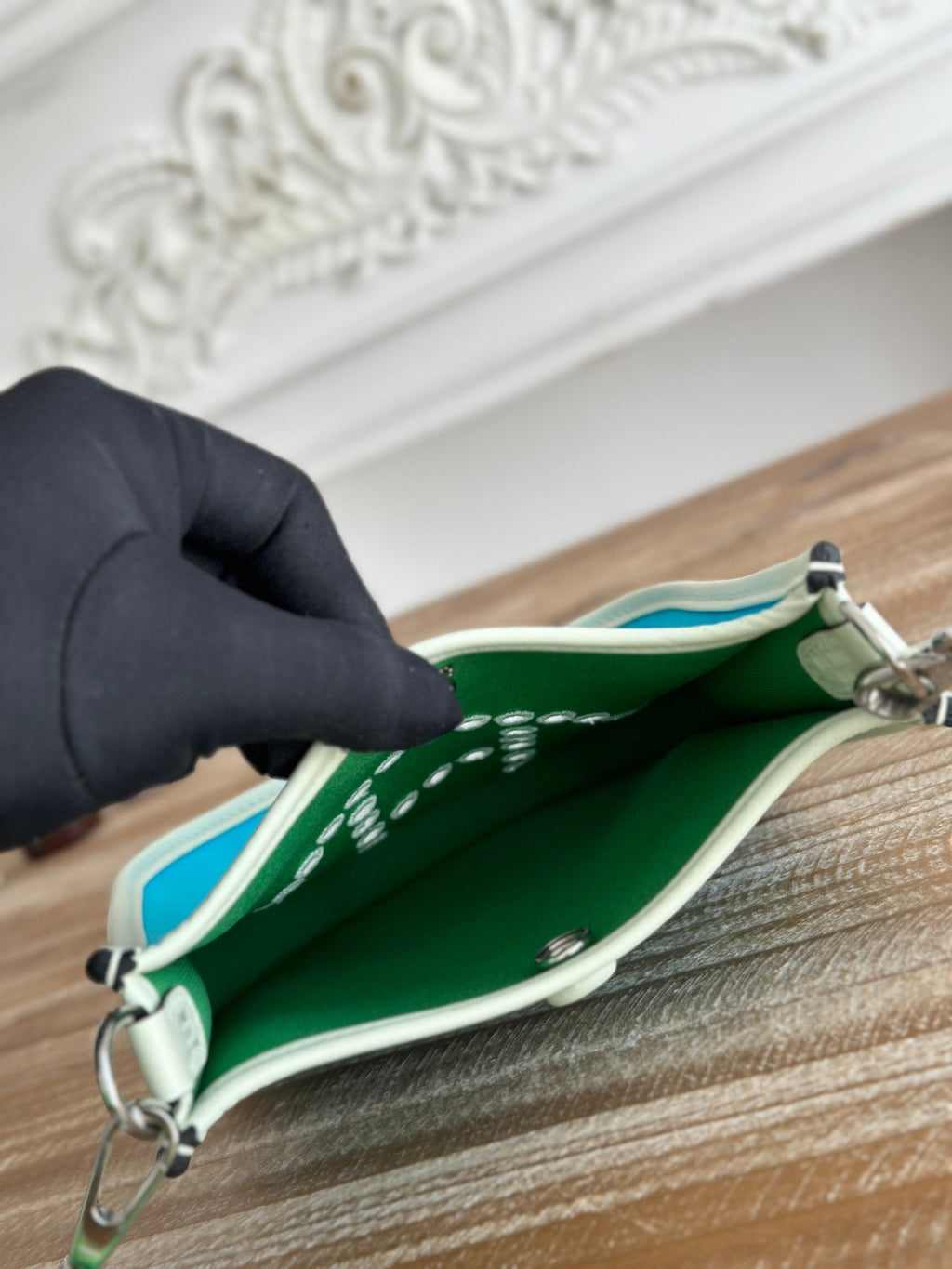 スカイブルーのキャンバスとホワイトのカーフスキンを使用したミニ ネオ 17 エブリン バッグ