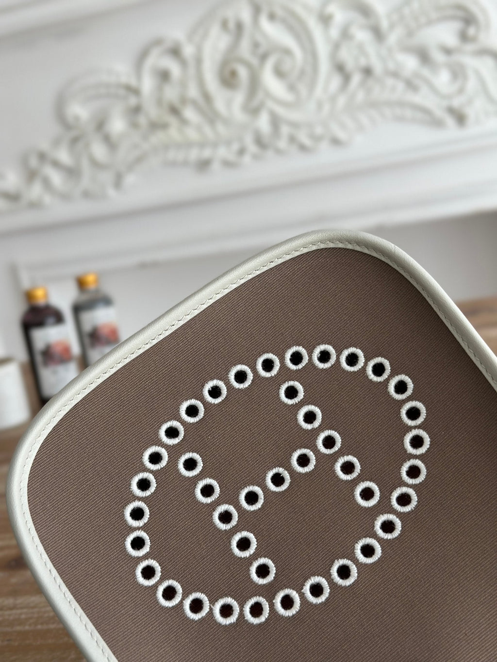 ウェンジブラウンキャンバスとホワイトカーフスキンのミニネオ17エブリンバッグ