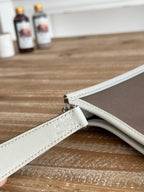 ウェンジブラウンキャンバスとホワイトカーフスキンのミニネオ17エブリンバッグ