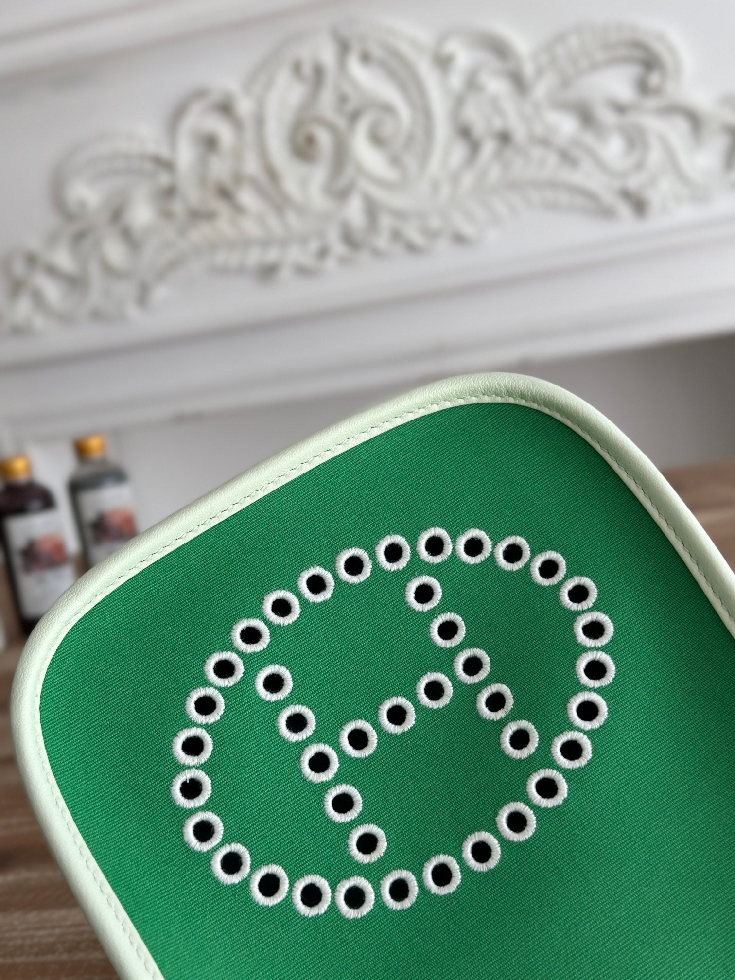 エメラルドグリーンのキャンバスとホワイトのカーフスキンを使用したミニ ネオ 17 エブリン バッグ