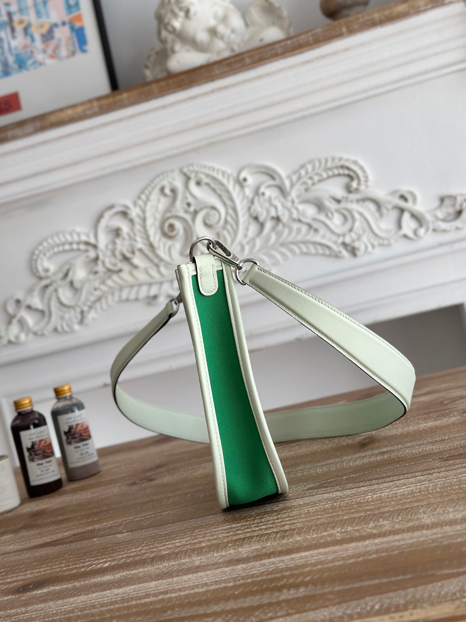 エメラルドグリーンのキャンバスとホワイトのカーフスキンを使用したミニ ネオ 17 エブリン バッグ