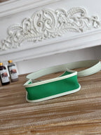 エメラルドグリーンのキャンバスとホワイトのカーフスキンを使用したミニ ネオ 17 エブリン バッグ