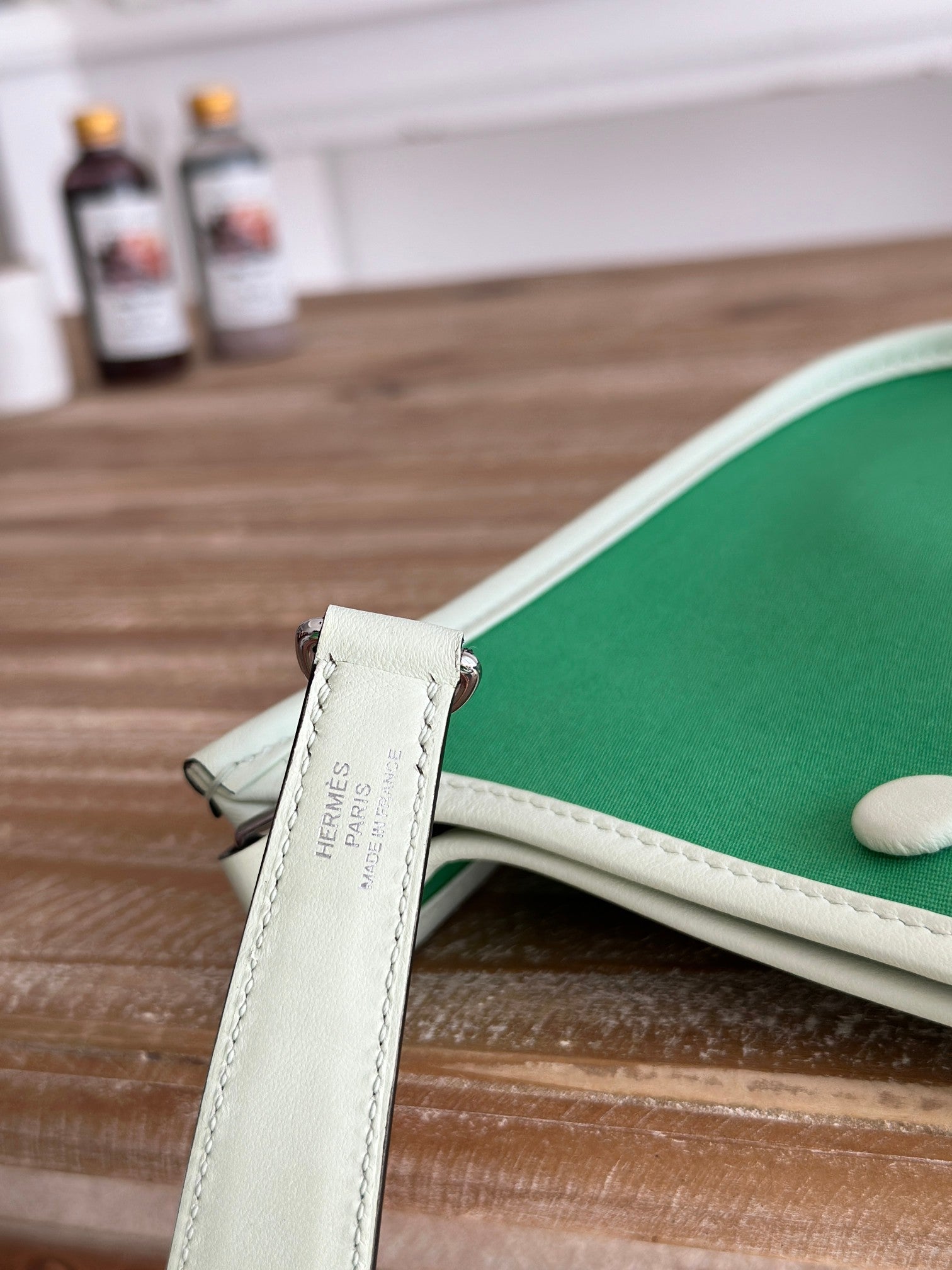 エメラルドグリーンのキャンバスとホワイトのカーフスキンを使用したミニ ネオ 17 エブリン バッグ