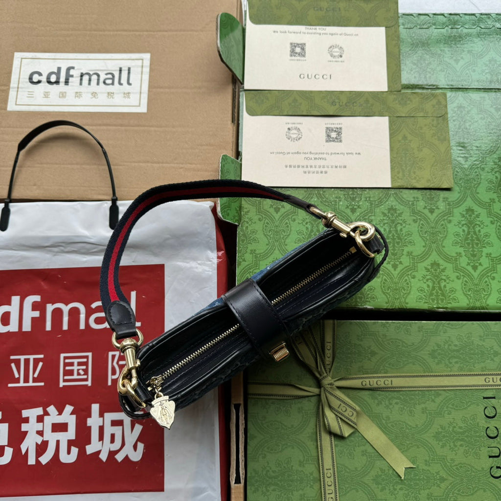 ムーンサイドショルダーバッグ 24インチ ブルーエンボスデニム＆ブラックカーフスキントリム ゴールド金具