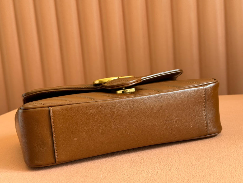 マーモント ミディアム ショルダーバッグ 26インチ ブラウン マトラッセ シェブロン ラムスキン