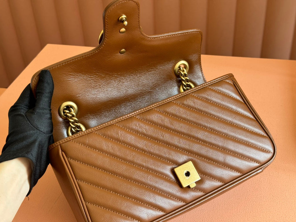 マーモント ミディアム ショルダーバッグ 26インチ ブラウン マトラッセ シェブロン ラムスキン