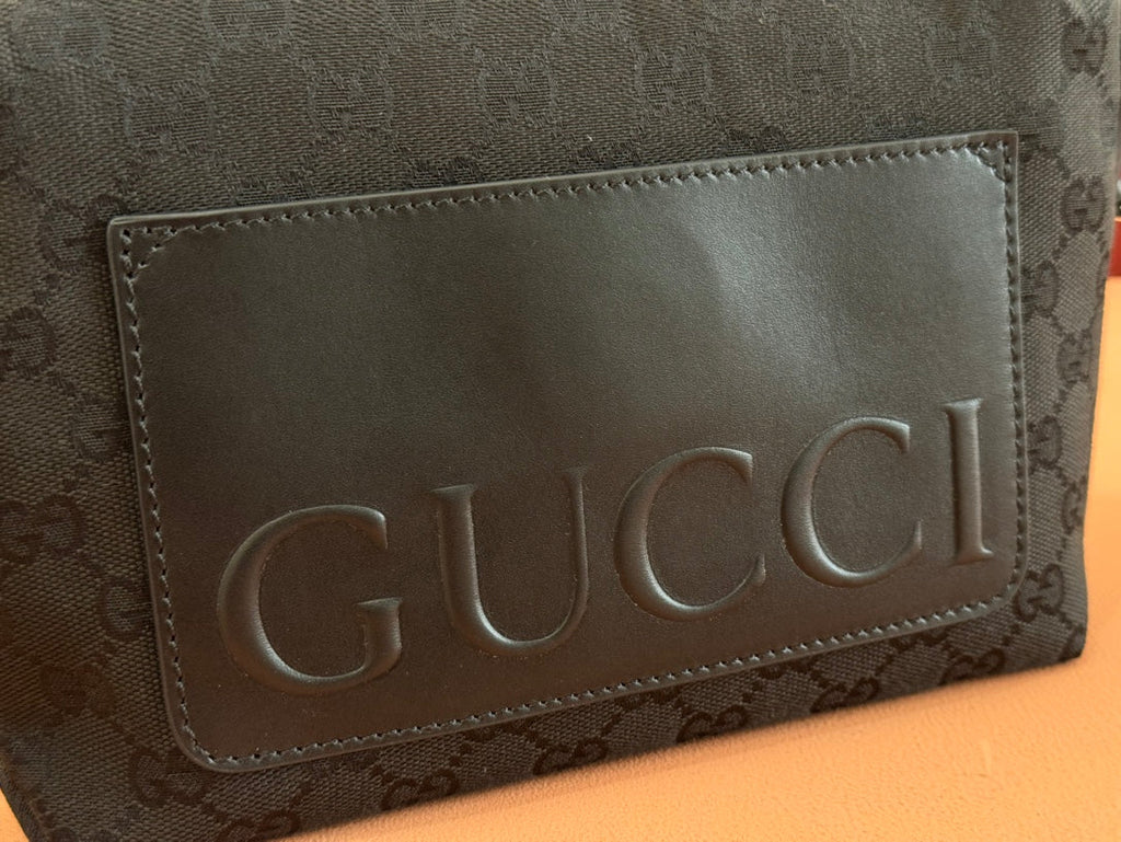 スモール クロスボディバッグ 19インチ ブラック キャンバス モノグラムロゴ