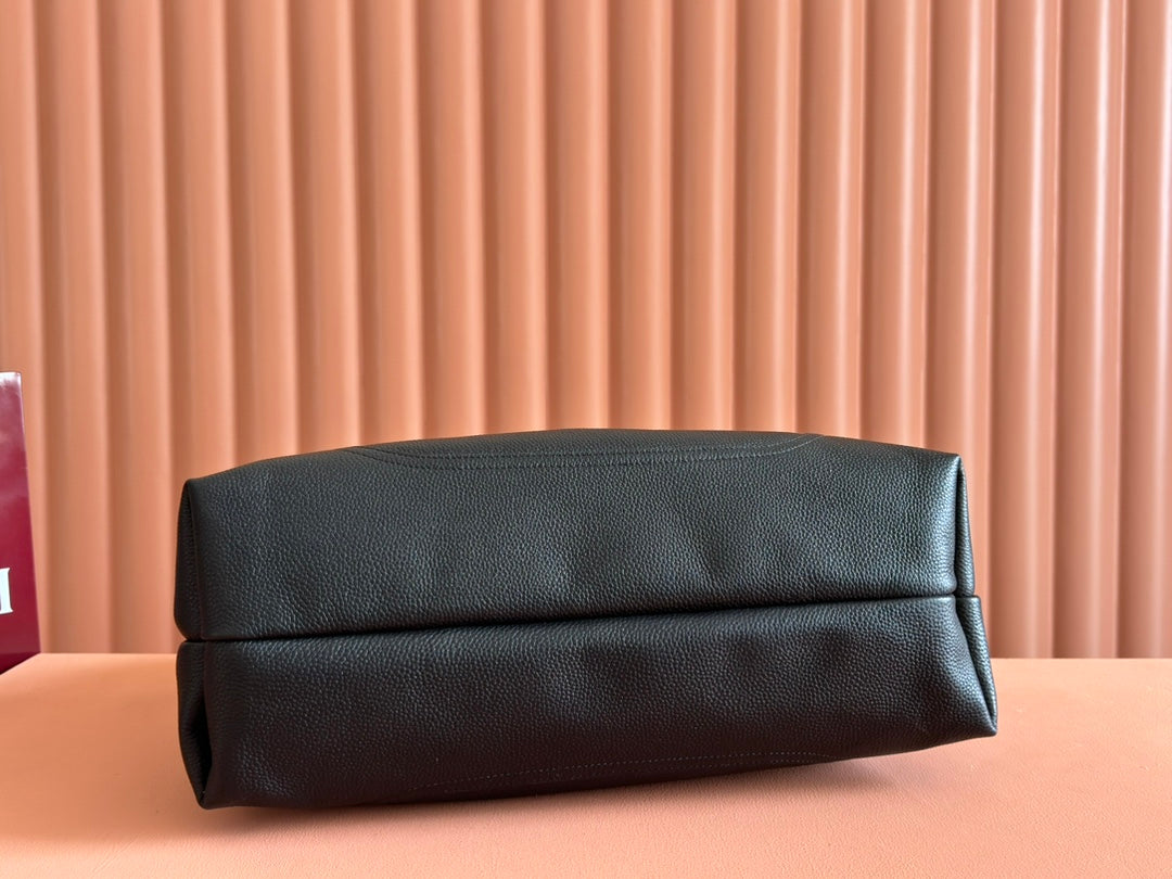 SOFTBIT MAXI SHOULDER BAG 46 IN BLACK GRAINY LAMBSKIN