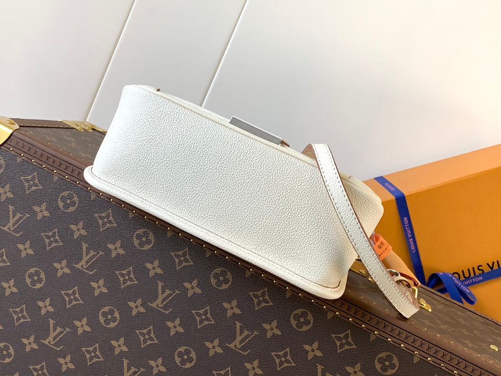 BUCI BAG 24 IN QUARTZ WHITE EPI GRAIN COWHIDE