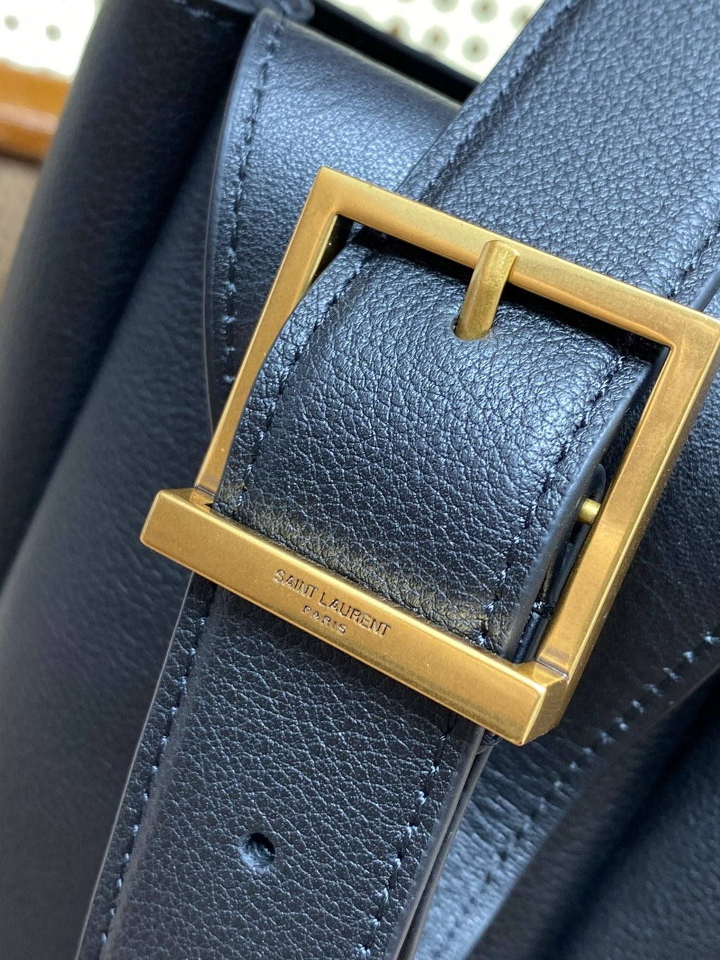 LE 5 À 7 LARGE SUPPLE BAG 31 IN NAVY BLUE CALFSKIN