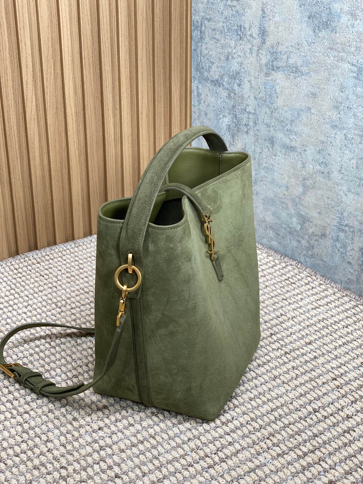LE 37 SMALL BUCKET BAG 25 IN HUNTER GREEN SUEDE GOLD HARDWARE