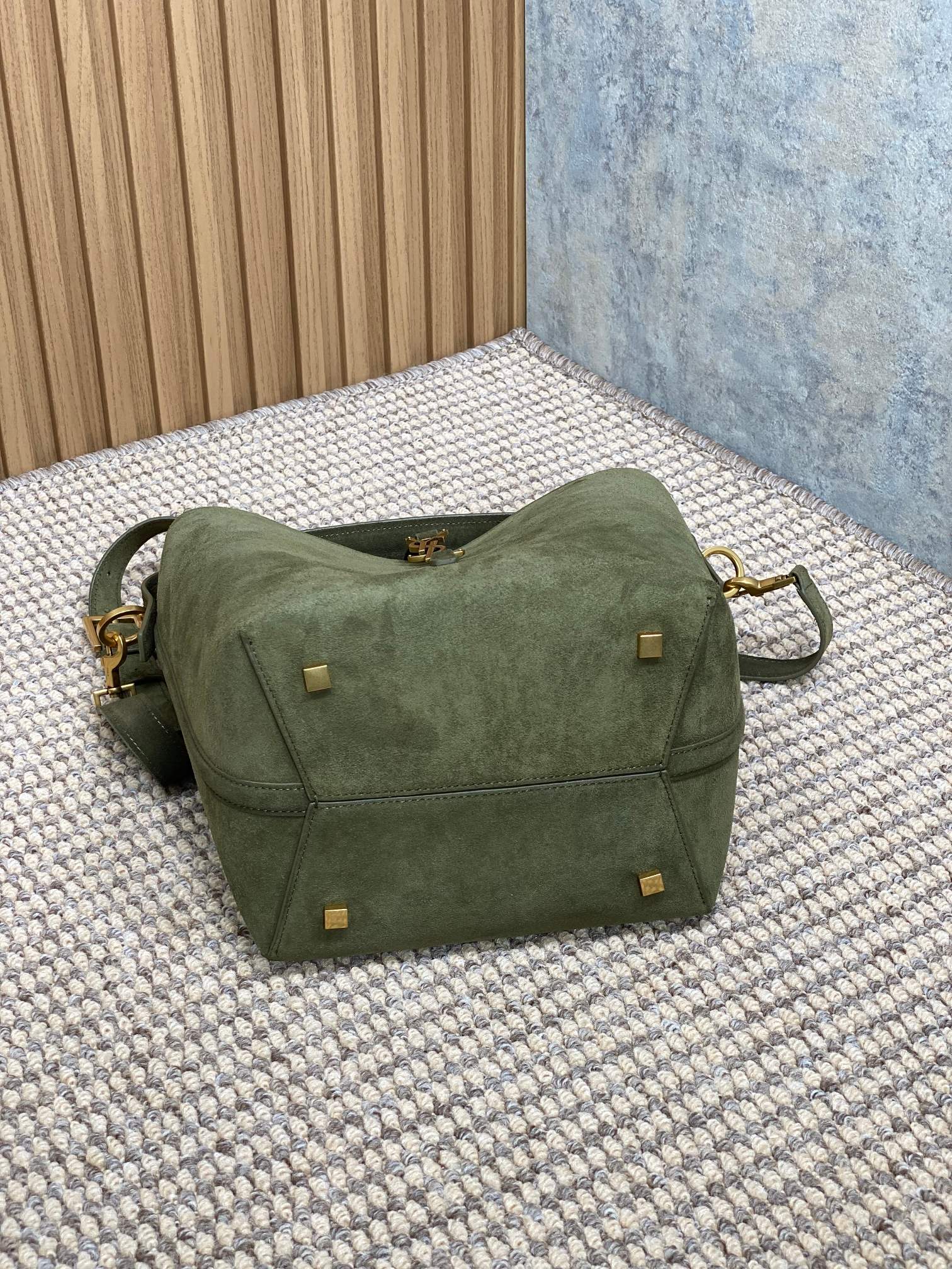 LE 37 SMALL BUCKET BAG 25 IN HUNTER GREEN SUEDE GOLD HARDWARE
