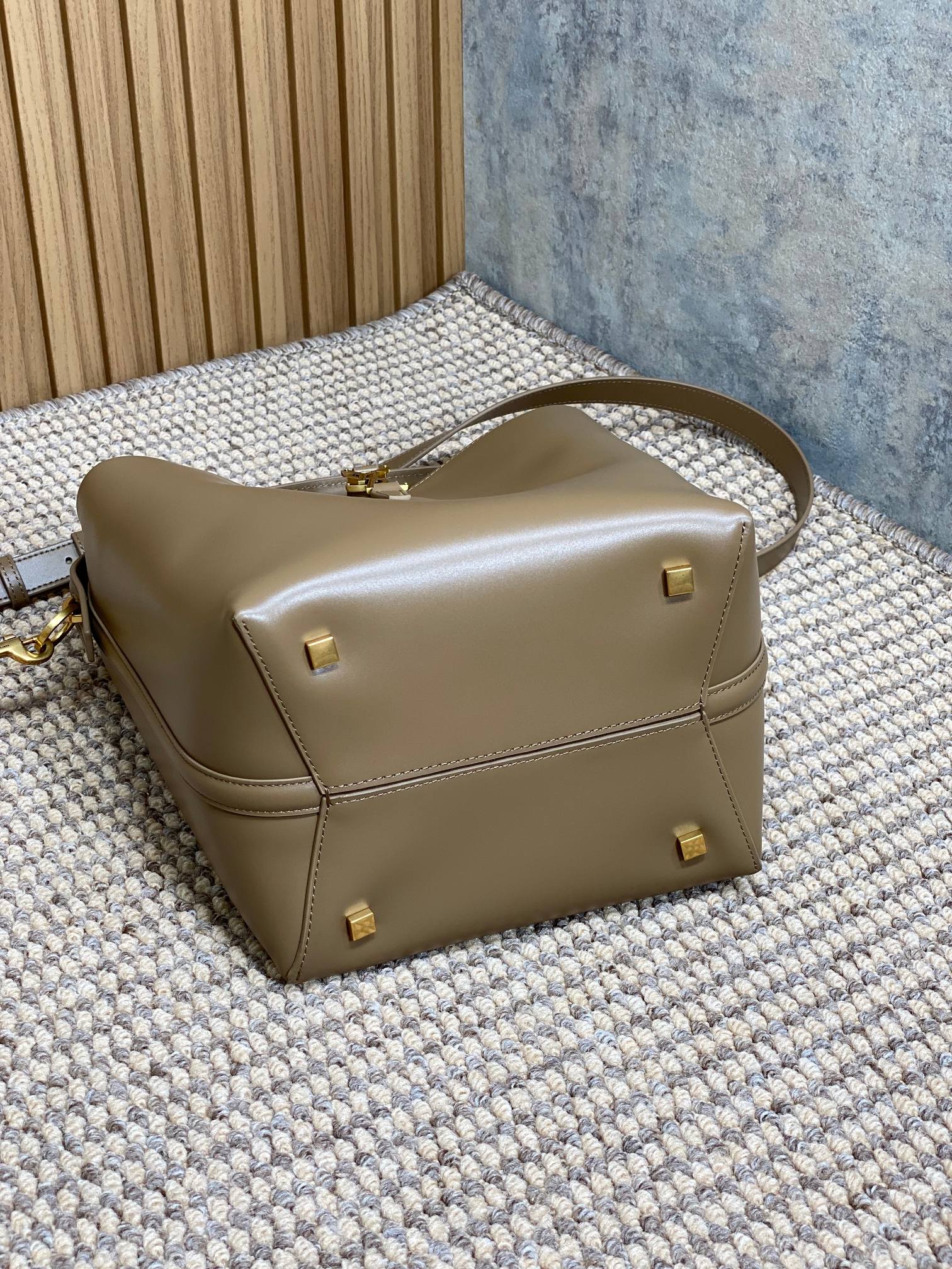 LE 37 MEDIUM BUCKET BAG 25 IN CEDAR BROWN CALFSKIN GOLD HARDWARE